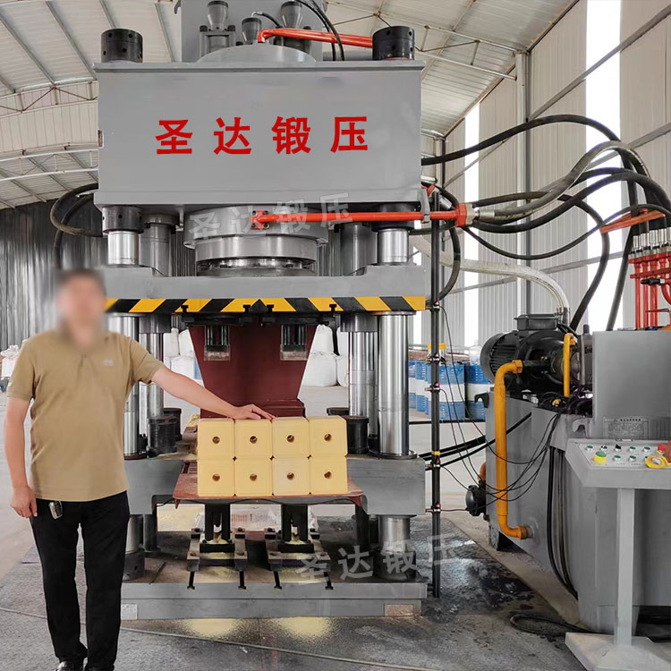 1000噸四梁四柱液壓機(jī)(鹽磚機(jī)) 1000噸四梁四柱液壓機(jī)(鹽磚機(jī))